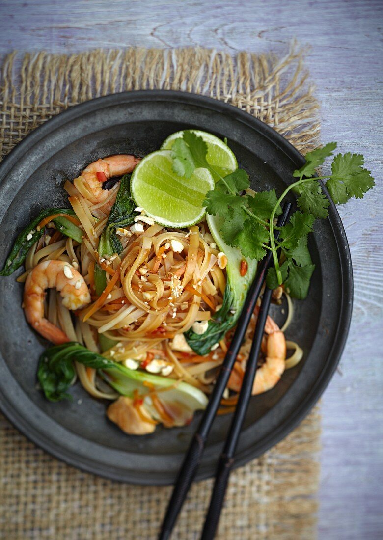 Pad Thai (Traditionelles Nudelgericht, Thailand)