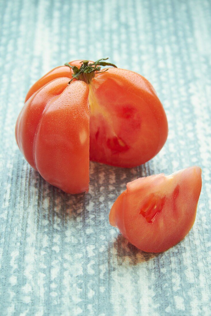 A tomato, sliced