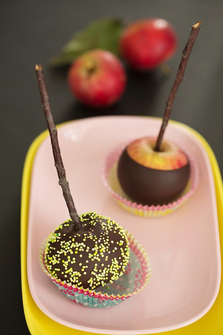 Äpfel am Stiel mit Schokoladenüberzug & Zuckerstreuseln