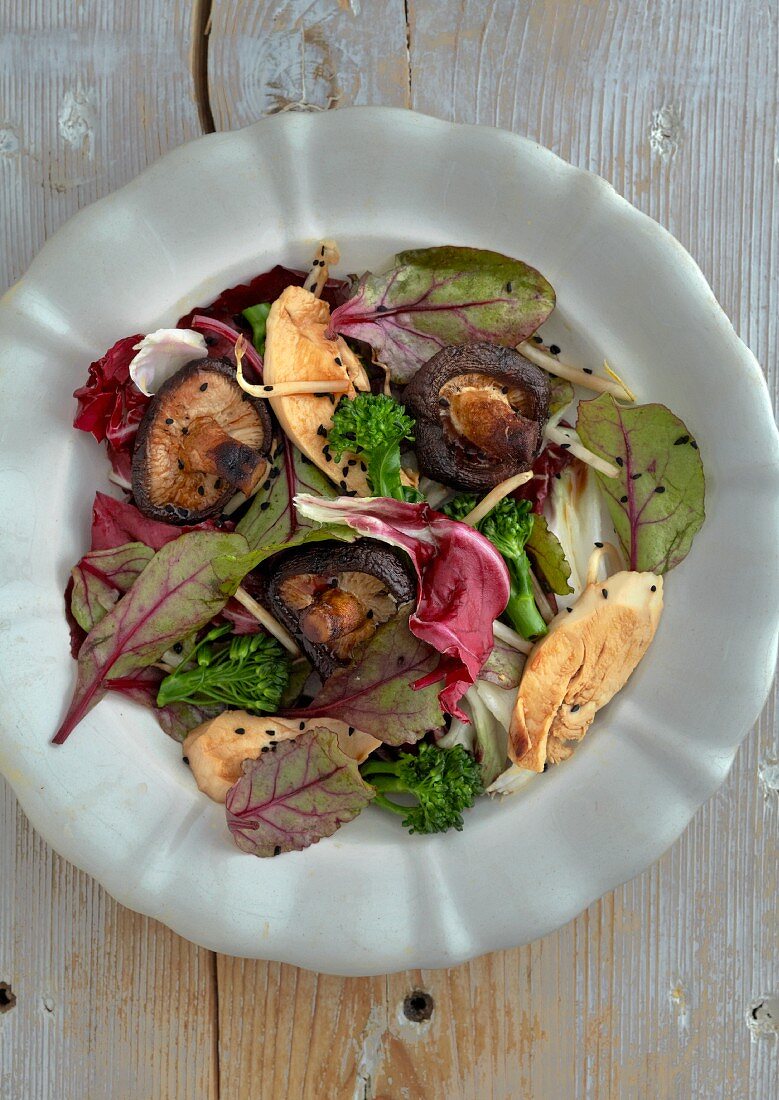 Salat mit Rote-Bete-Blättern, Pilzen und Teriyakihähnchen