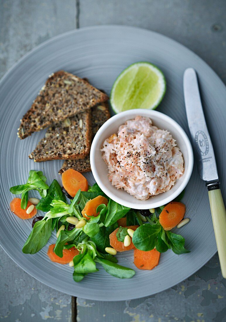 Forellencreme, dazu Vollkornbrot und Salat