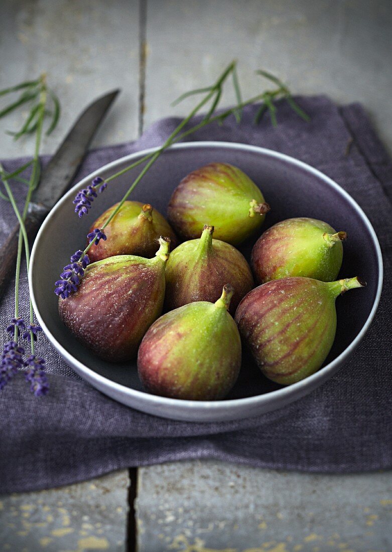 Fresh figs in a grey bowl