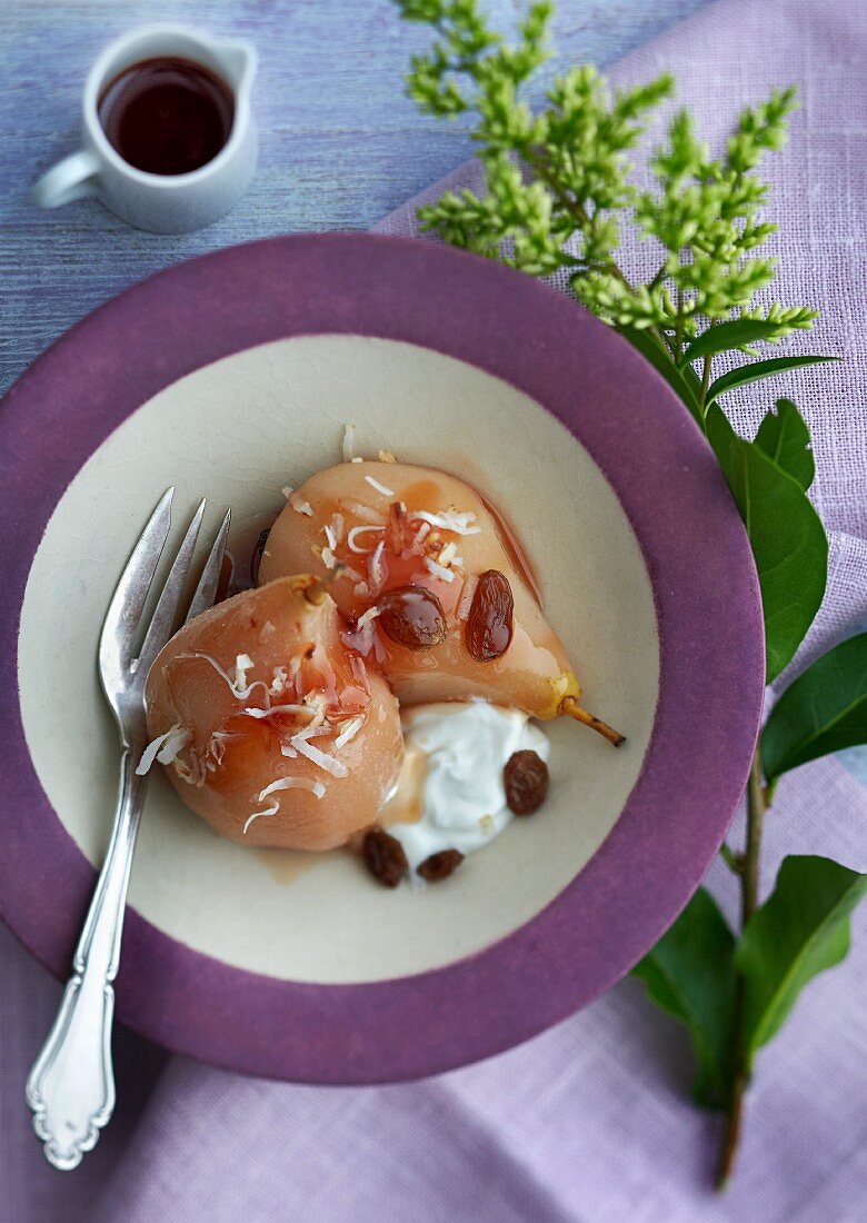 Poached pears with raisins and yoghurt cream