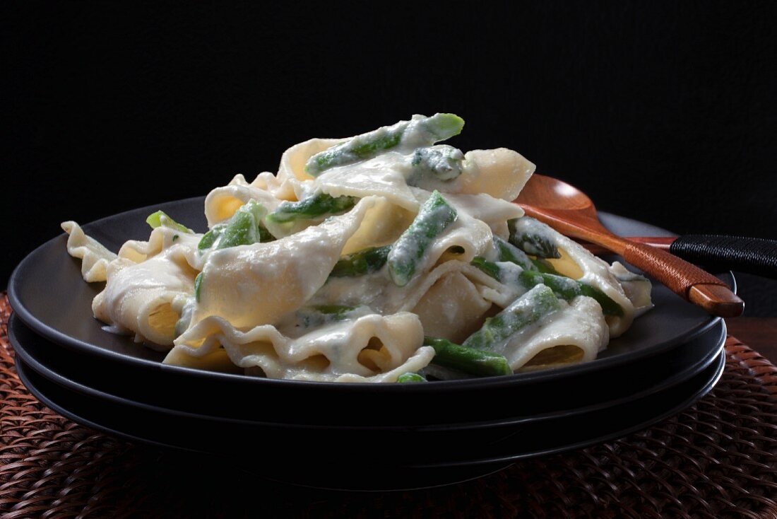 Pasta with green asparagus and a ricotta sauce
