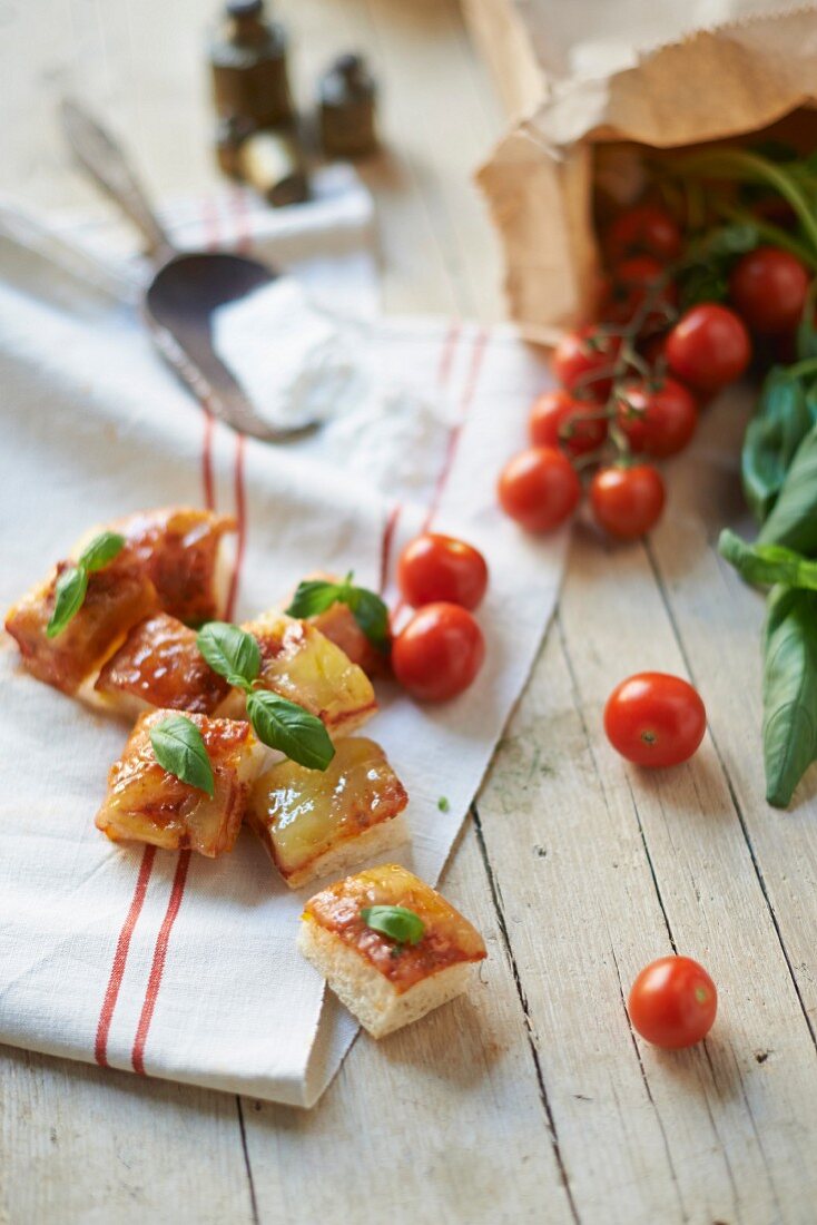 Glutenfreie Ciabattawürfel mit Strauchtomaten