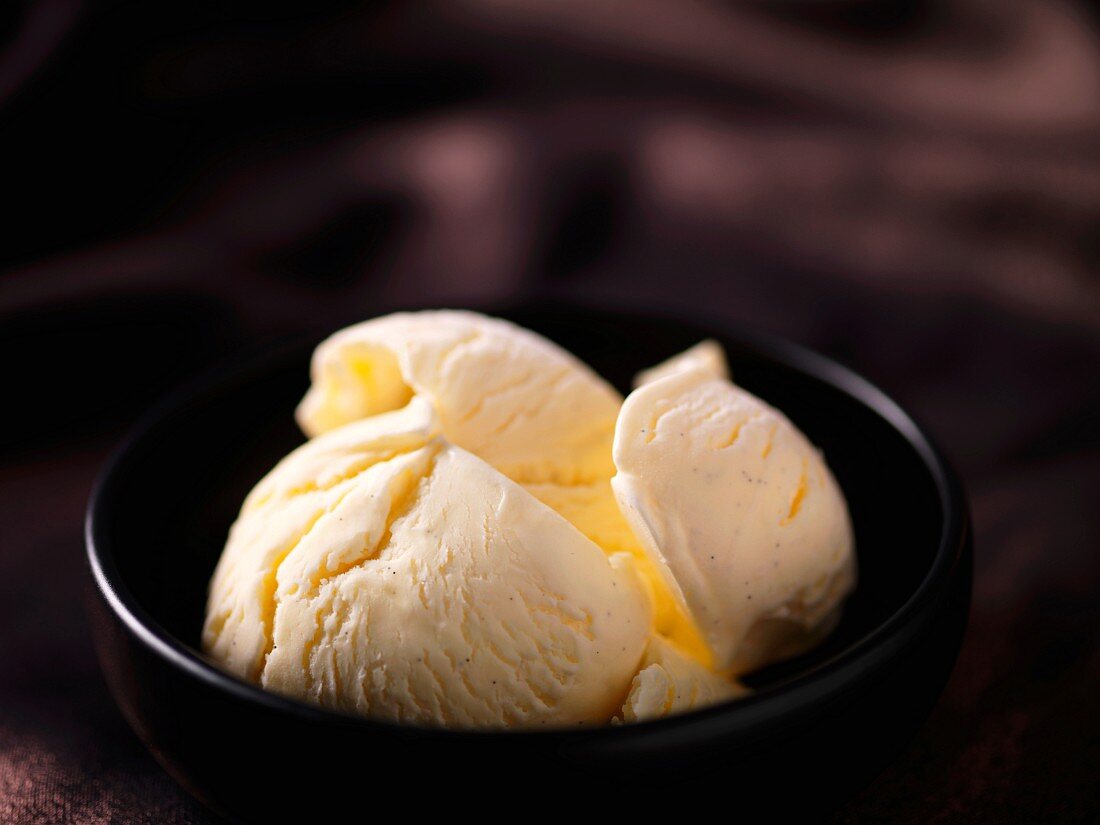 Clotted-Cream-Eis in schwarzer Keramikschale