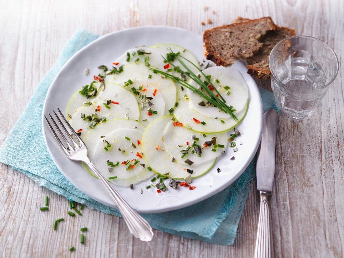 Rettich-Apfel-Carpaccio mit Schnittlauch