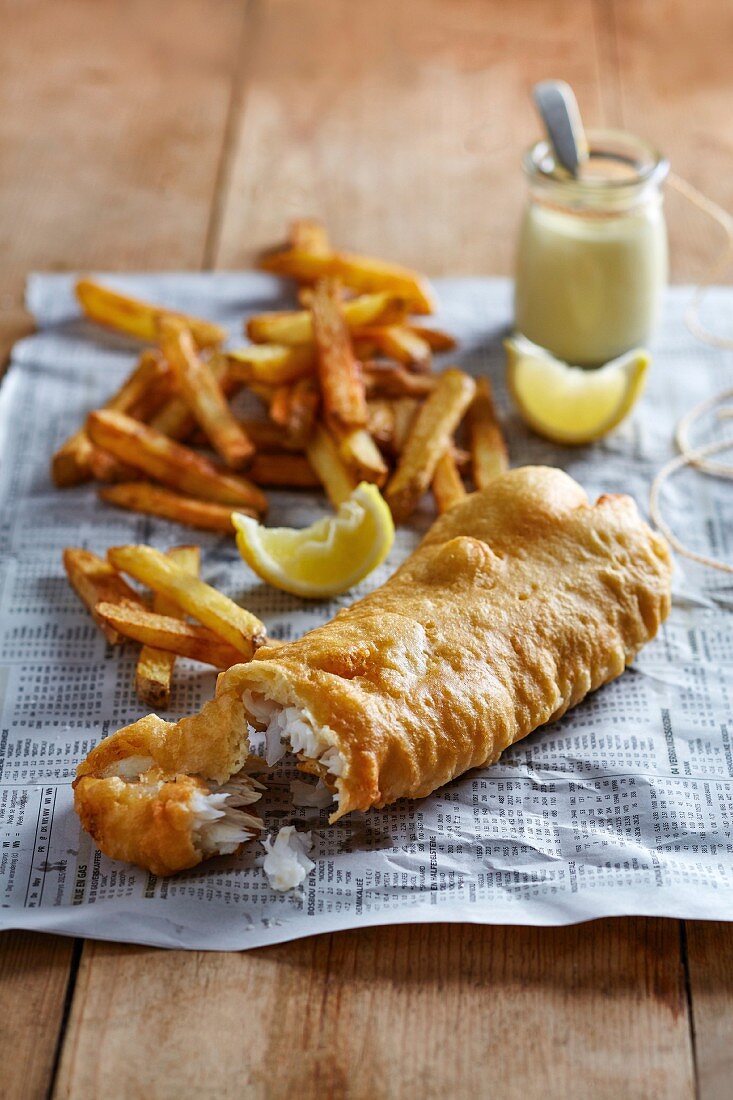 Fish and Chips mit Zitronen-Aioli auf Zeitungspapier