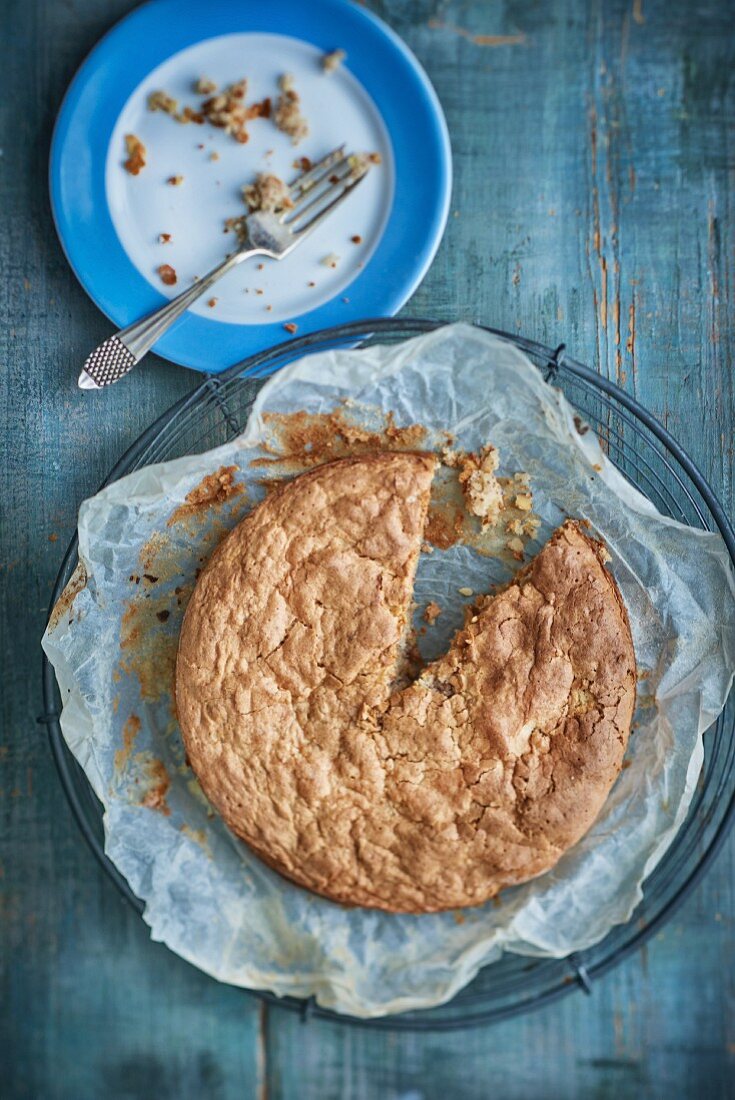 Angeschnittener Mandelkuchen