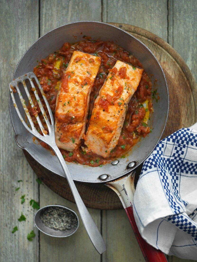 Lachs in scharfer Tomatensauce