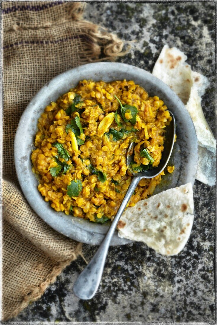 Yellow lentil with curry, garlic and coriander