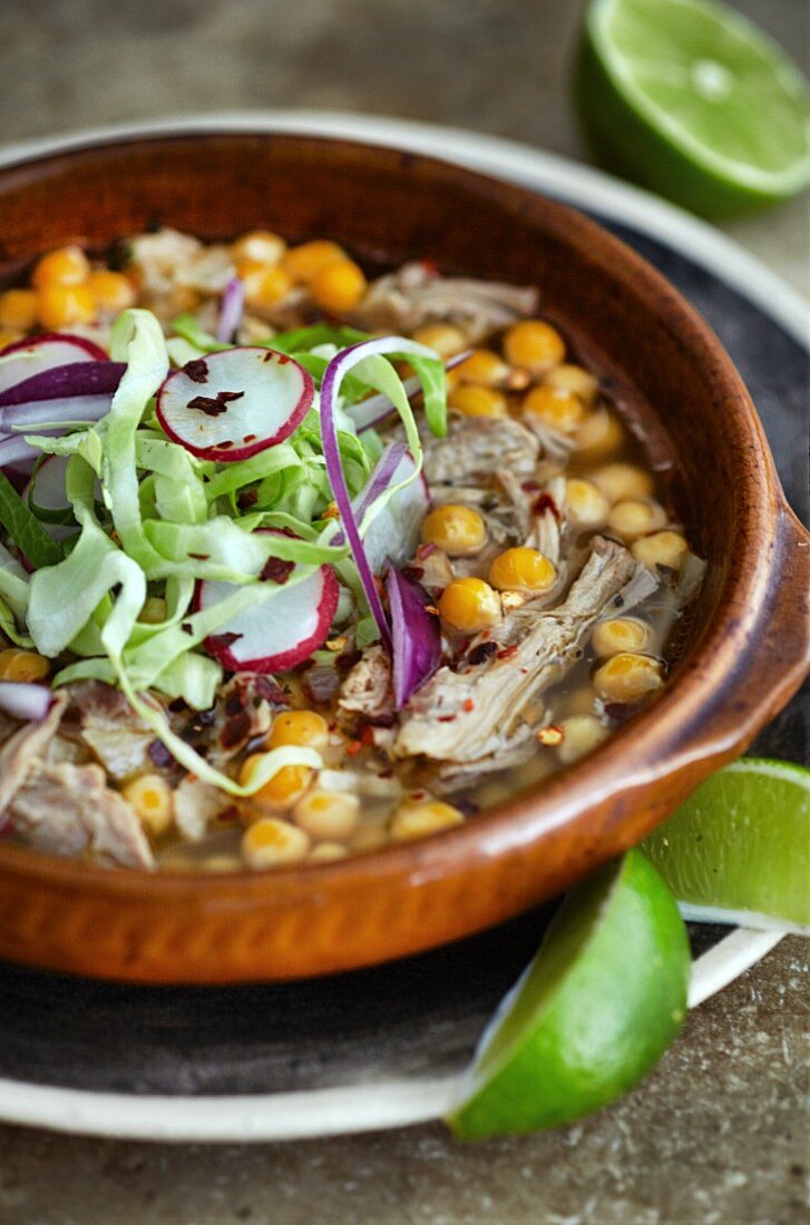 Mexikanische Hühnersuppe mit Kichererbsen