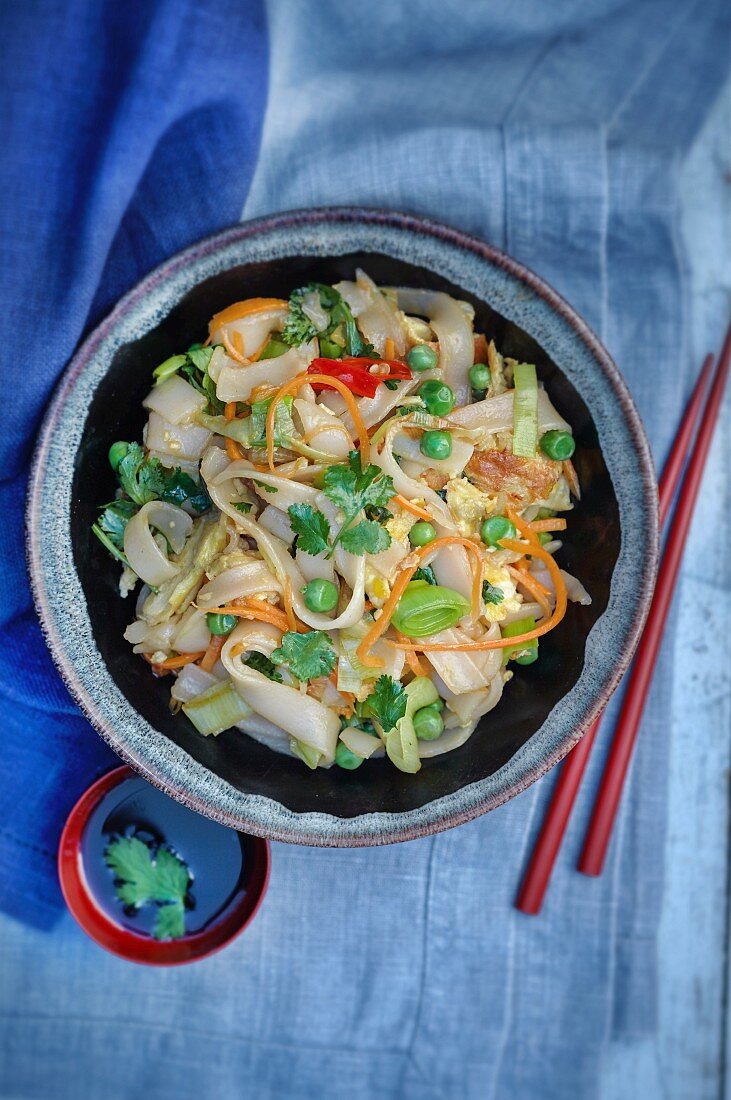 Noodles with crab meat and stri-fried vegetables