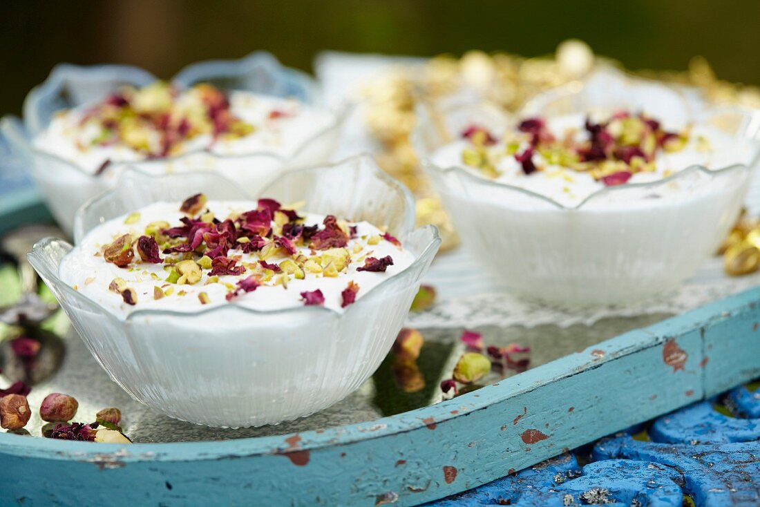 Joghurtdessert mit Pistazien & getrockneten Rosenblüten