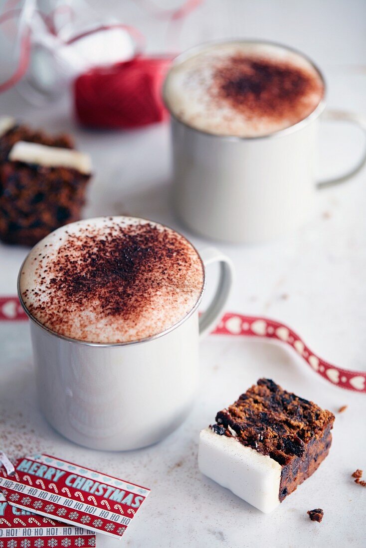 Kaffee mit Milchschaum & Kakaopulver zum Früchtekuchen