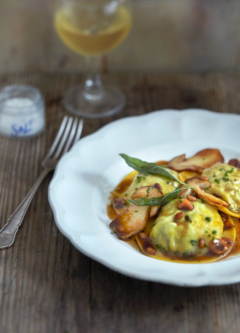 Ravioli mit Steinpilzen, Salbei und Pinienkernen