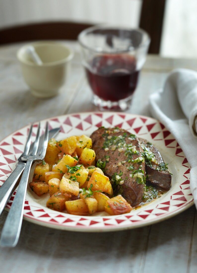 Liver with parsley and fried potatoes
