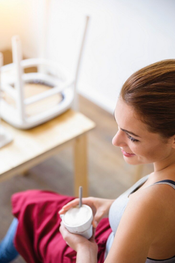 Bedienung eines Cafes macht Pause