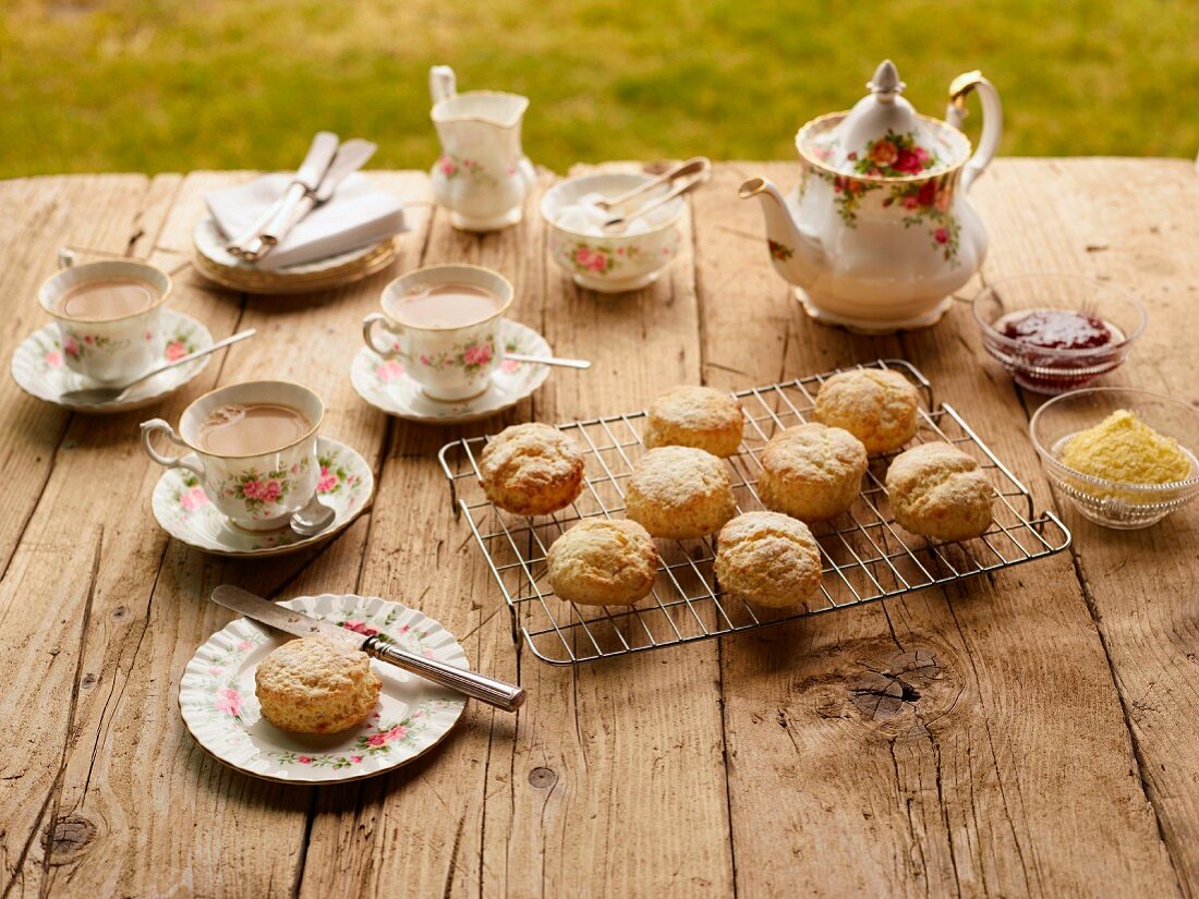 Teatime im Garten mit Tee & Scones auf Holztisch
