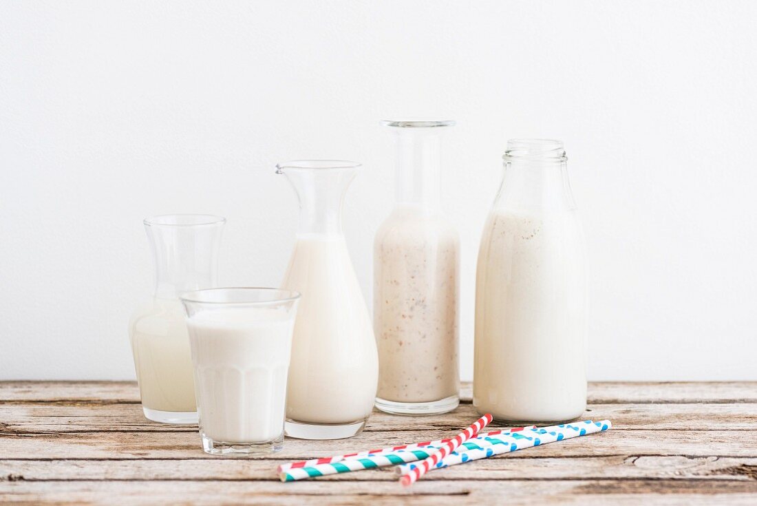 Vegane Milch in Glaskaraffen und -flaschen