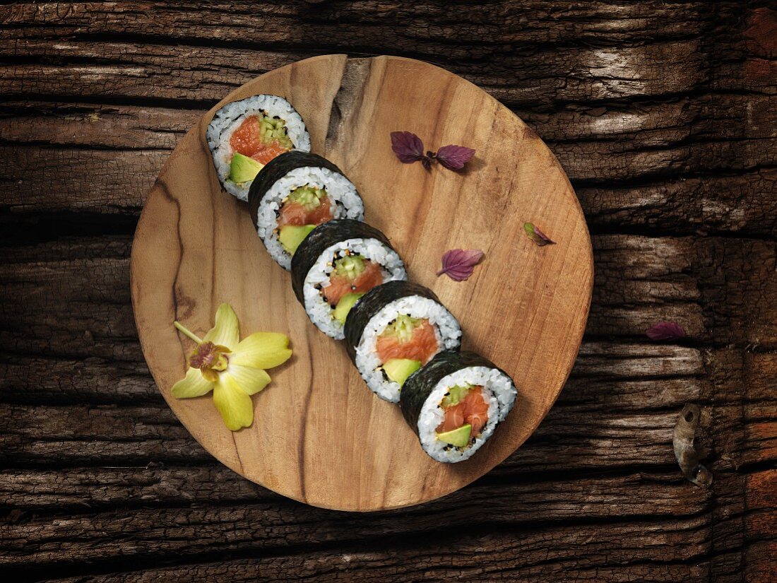 Futomaki-Sushi mit Lachs, Gurke und Avocado