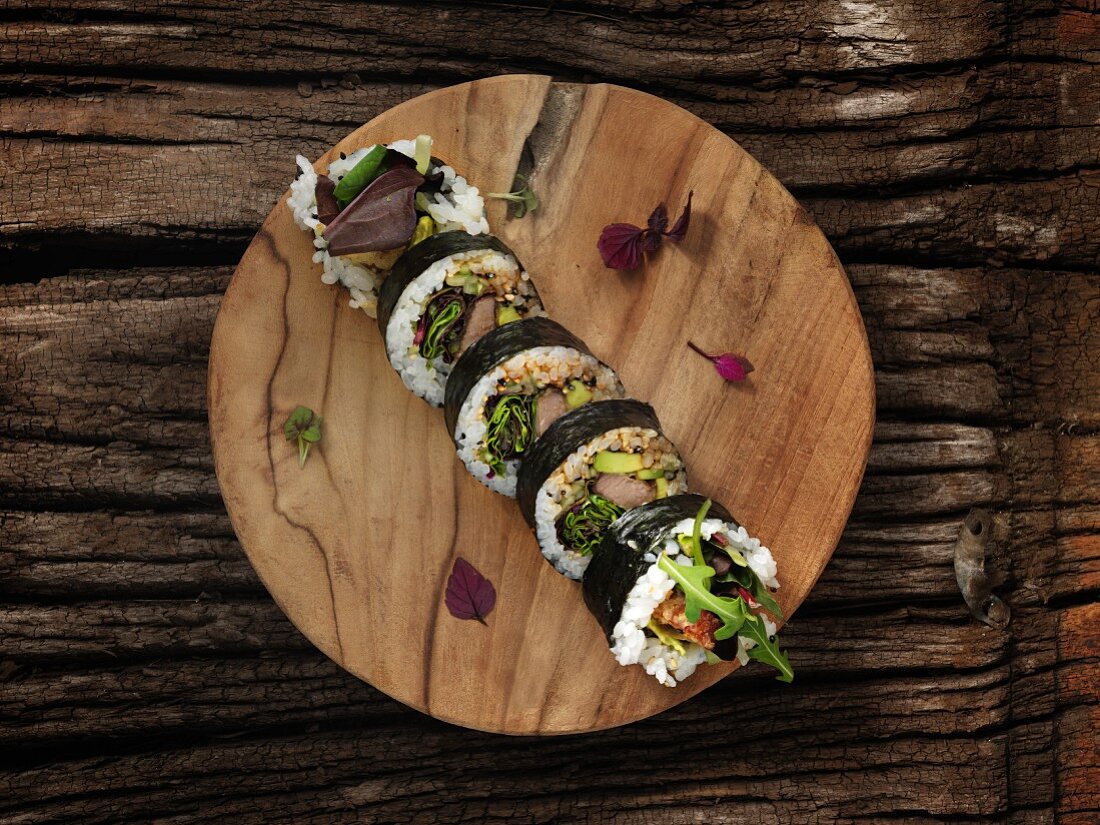 Futomaki-Sushi mit Rindfleisch, Rucola und Avocado