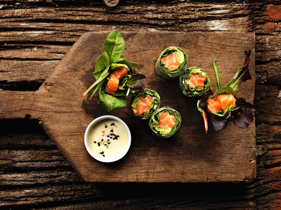 Frühlingsrollen mit Lachs und Avocado