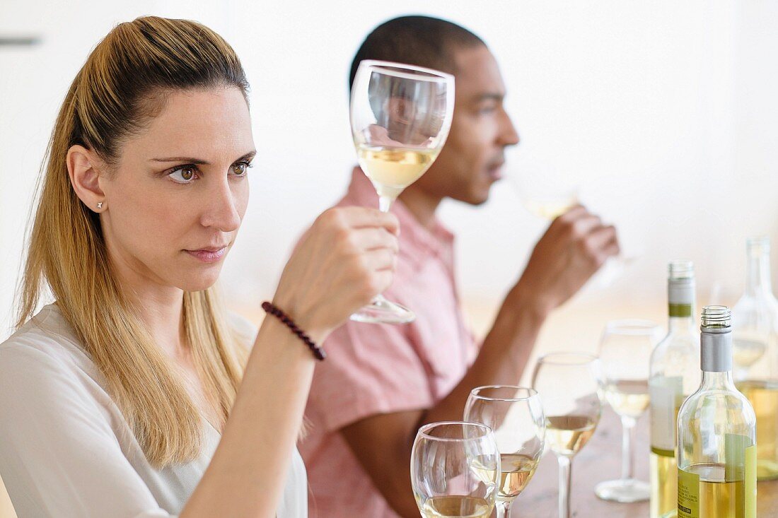 Mann & Frau bei einer Weissweinverkostung