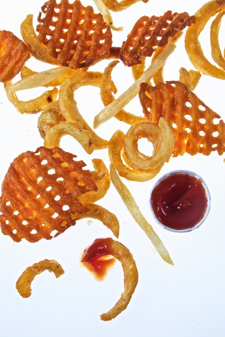 Pommes frites in zwei Varianten mit Ketchup