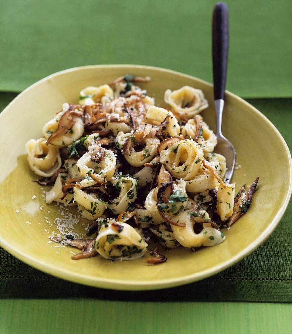 Tortellini mit Pilzen, Kräutern und Parmesan