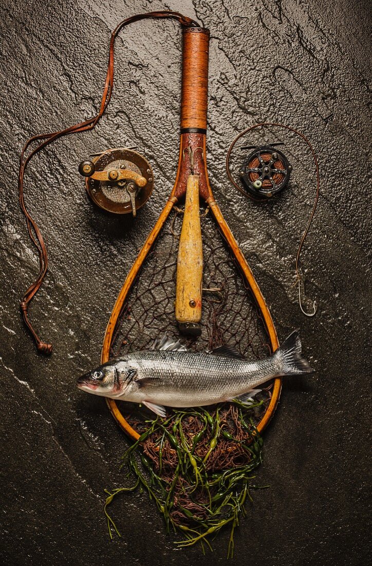 Gesicht aus Fischereiutensilien und Fisch