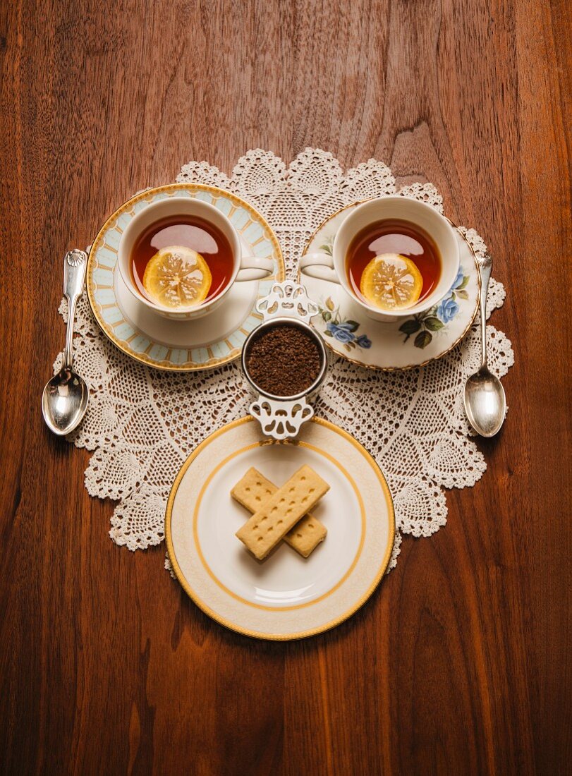 Teatime-Gesicht aus Teetassen und Shortbread
