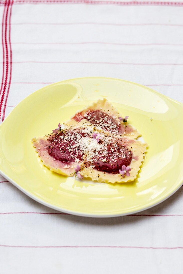 Rote-Bete-Ravioli mit Parmesan