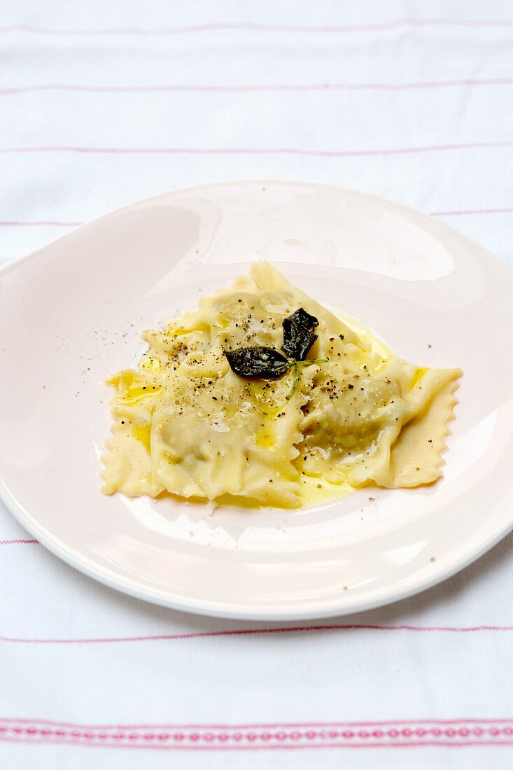 Kürbis-Ravioli mit Butter und Parmesan