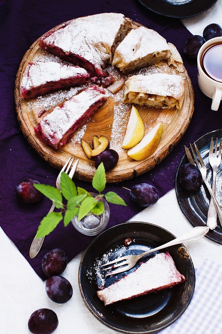 Birnen- und Zwetschgenstrudel