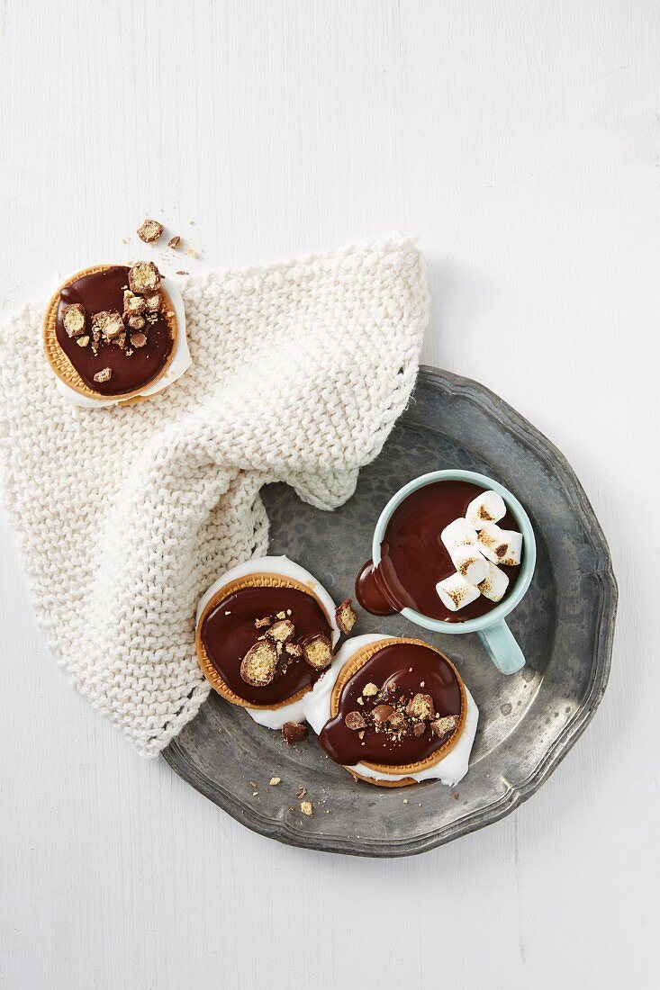 Heiße Schokolade mit Marshmallows und Kekssandwich