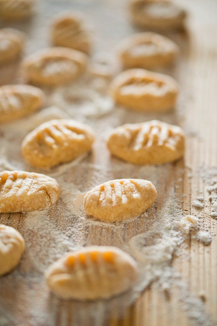 Gnocchi mit Mehl auf Holzbrett