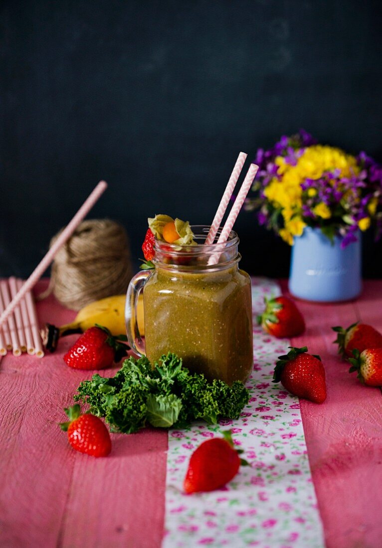 Smoothie mit Erdbeeren, Mango, Banane und Grünkohl