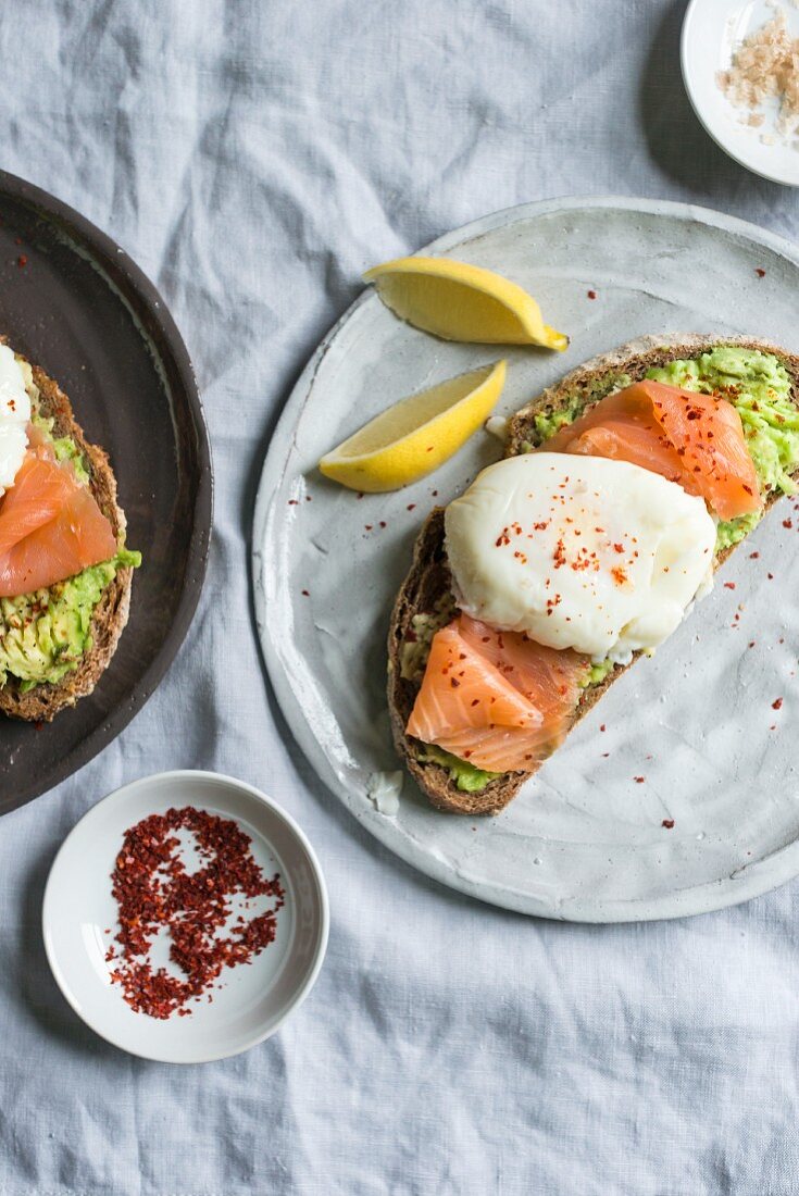 Bread with avocado, smoked salmon and poached egg