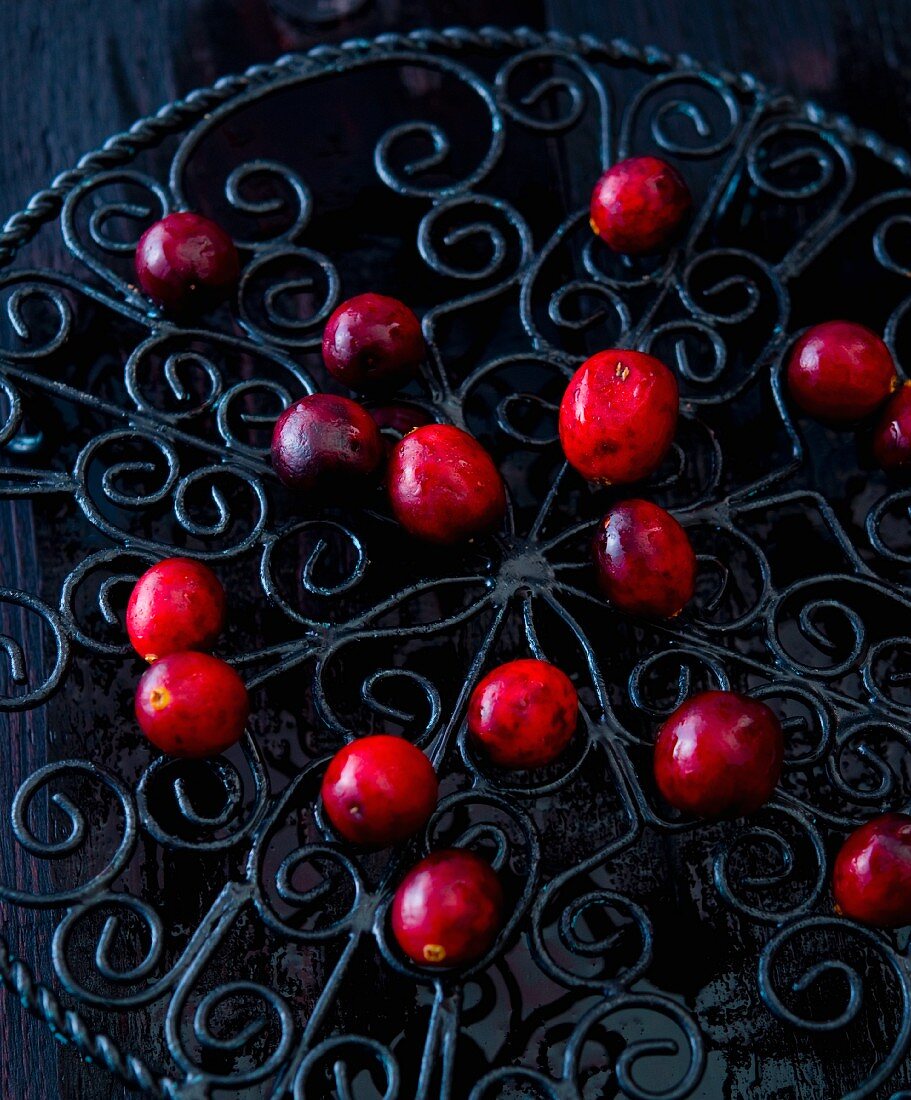 Cranberries auf schwarzem Schmiedeeisen-Untersetzer