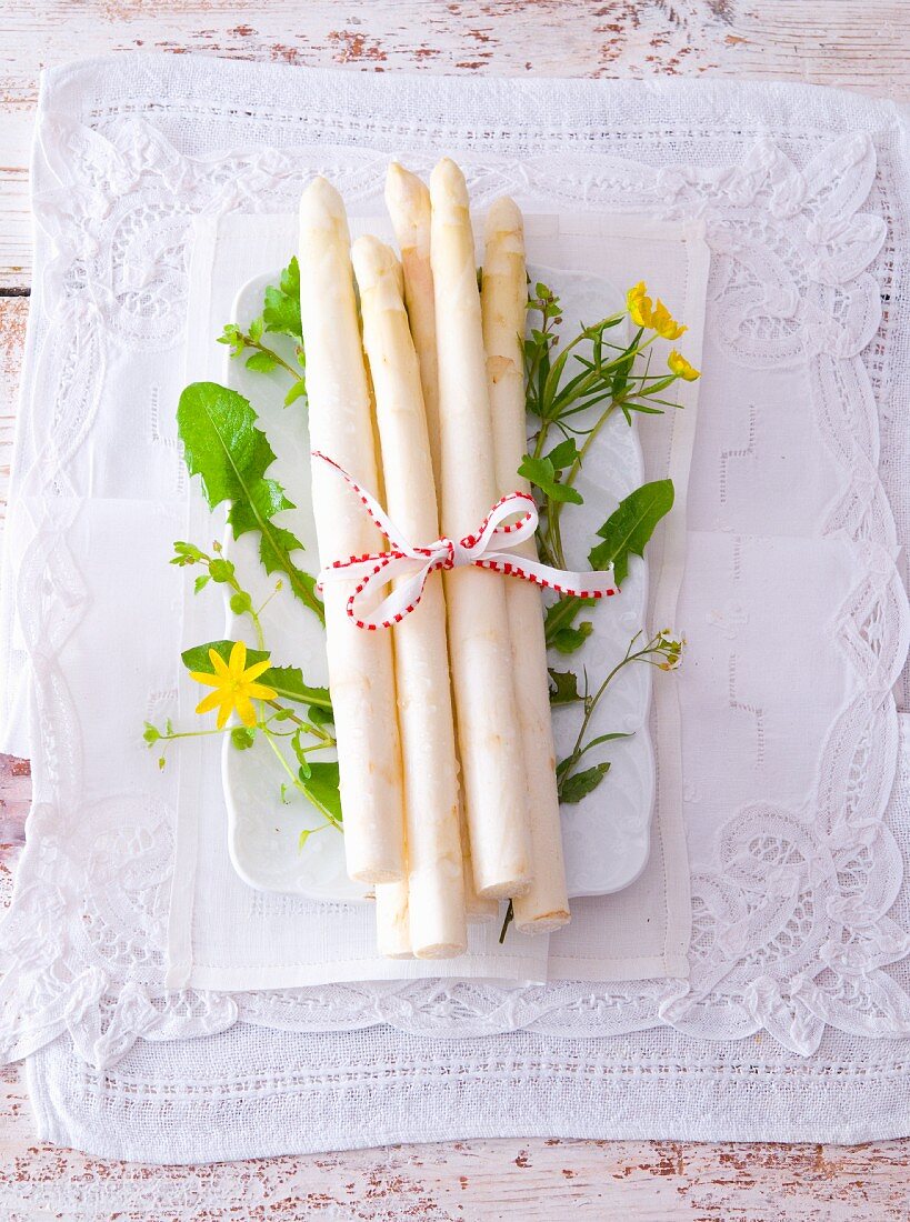 A bundle of white asparagus