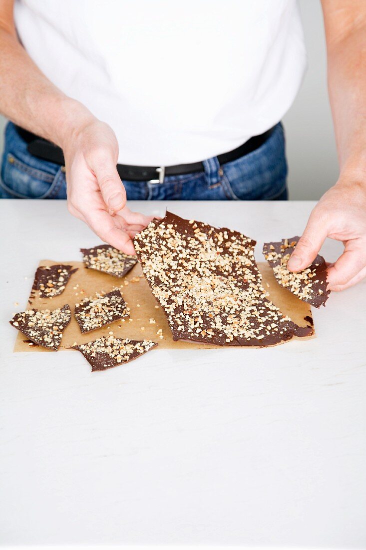 Schokoladenblätter zubereiten: Schokoladenplatte in Stücke brechen