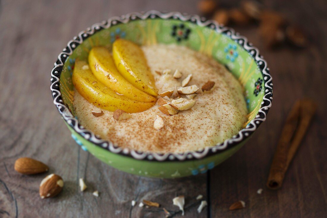 Mandel-Porridge mit Apfelspalten