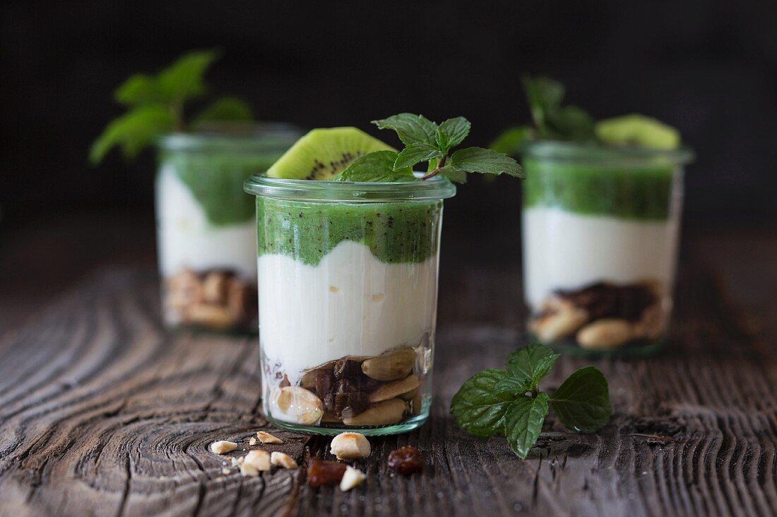Low-carb muesli with almonds and kiwis
