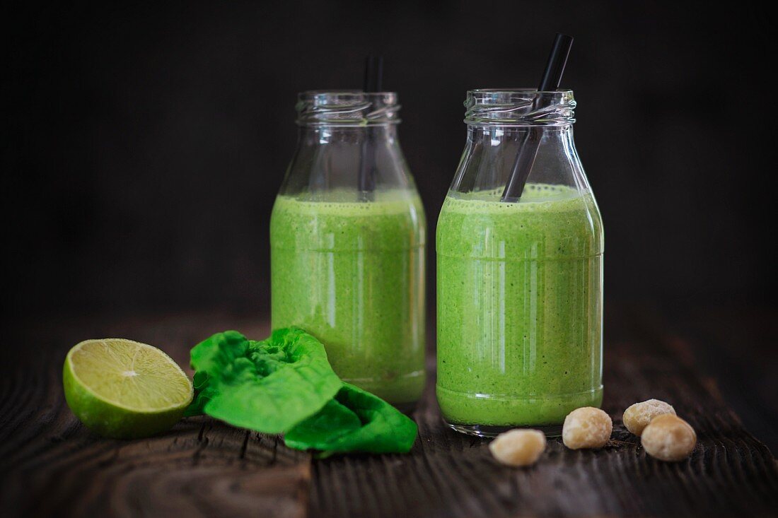 Cucumber, spinach and macadamia nuts smoothies