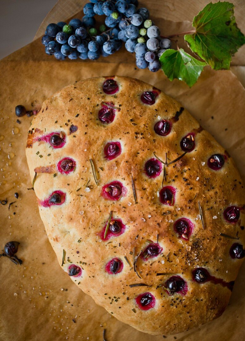 Focaccia mit Trauben und Rosmarin