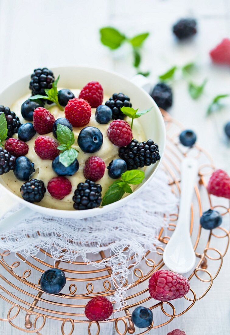 Hirsepudding mit Beeren