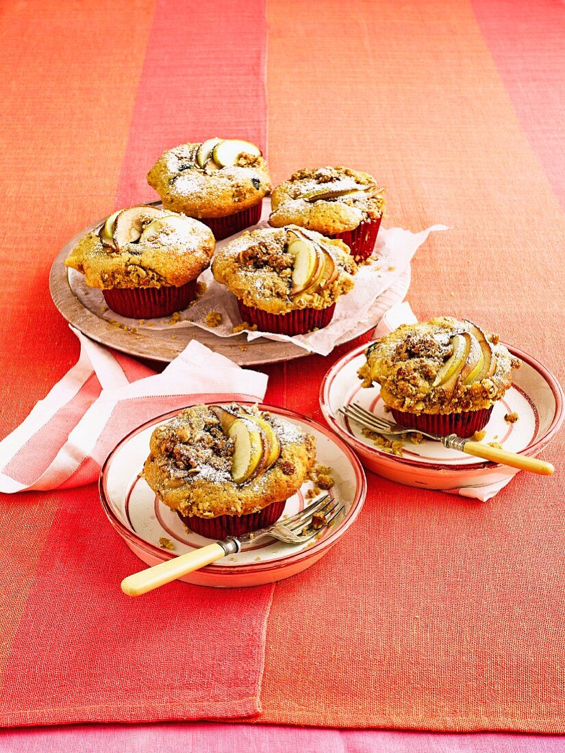 Apfel-Birnen-Muffins mit Blaubeeren und Streuseln