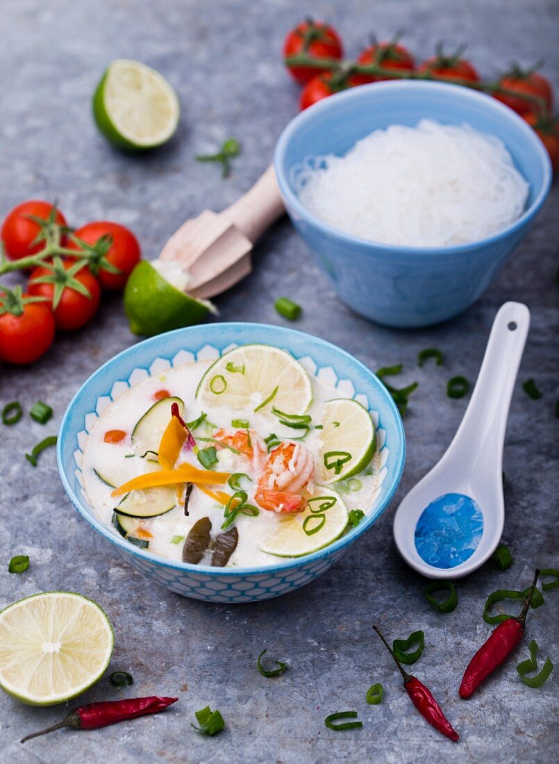 Kokos-Garnelen-Suppe mit Limetten und Glasnudeln (Asien)