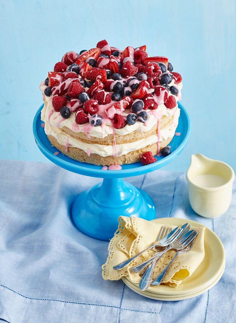 Berries and cream sponge